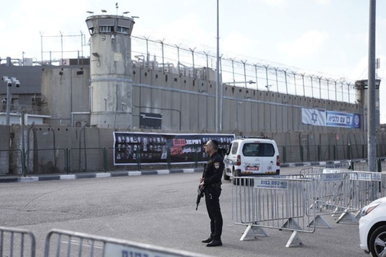 ARCHIVO - Un policía israelí, en el exterior de la prisión militar Ofer, cerca de Jerusalén, el 13 de octubre de 2025. (AP Foto/Mahmoud Illean, archivo)