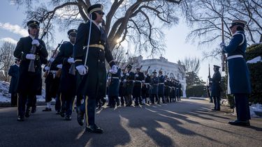 Miembros de la Guardia de Honor de las fuerzas armadas de Estados Unidos ensayan antes de la próxima inauguración del mandato del presidente electo Donald Trump, el domingo 12 de enero de 2025, frente a la Casa Blanca en Washington. (AP Foto/Ben Curtis)
