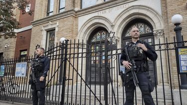 Policías montan guardia frente a la sinagoga de Hoboken, Nueva Jersey, el 3 de noviembre de 2022. (AP Foto/Ryan Kryska, File)