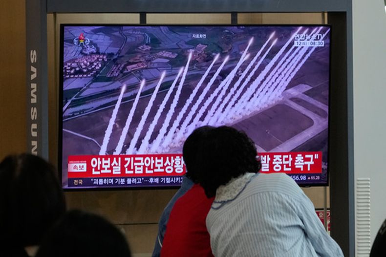 Una pantalla de televisión muestran imágenes de archivo del lanzamiento de un misil norcoreano durante un programa noticioso en la estación de trenes, el sábado 12 de septiembre de 2026, en Seúl, Corea del Sur. (AP Foto/Ahn Young-joon)