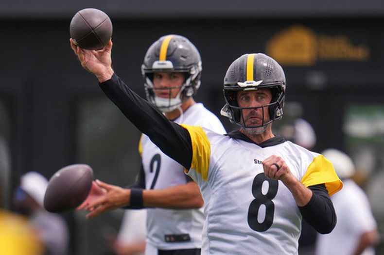 Los quarterbacks de los Steelers de Pittsburgh, Aaron Rodgers (8) y Mason Rudolph (2), realizan un ejercicio durante el campamento de entrenamiento del equipo de la NFL en Latrobe, Pensilvania, el sábado 1 de agosto de 2026. (Foto AP/Gene J. Puskar)