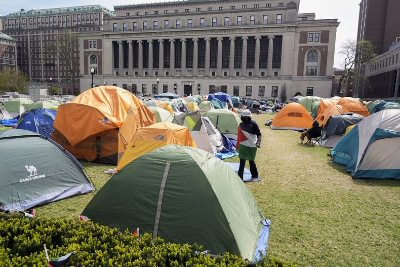 ARCHIVO – El campamento de los estudiantes que protestan contra la guerra en Gaza, en el campus de la Universidad de Columbia, el martes 30 de abril de 2024, en Nueva York. (AP Foto/Mary Altaffer)