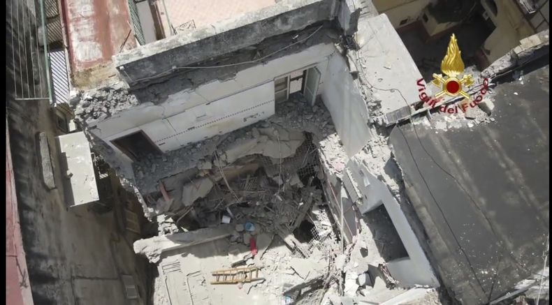 En esta imagen tomada de un video publicado por el cuerpo de bomberos de Italia se muestra el derrumbe de un ala de un edificio de apartamentos en Torre Del Greco, un suburbio de Nápoles, el domingo 16 de julio de 2023. (Cuerpo Nacional de Bomberos de Italia vía AP)
