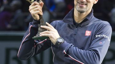 americateve | Novak Djokovic sostiene el trofeo que gan&oacute; al adjudicarse el Masters de Par&iacute;s tras vencer a Milos Raonic en la final el 2 de noviembre del 2014. (AP Photo/Michel Euler)