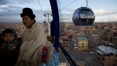 Bolivia estrena nueva línea del teleférico de La Paz