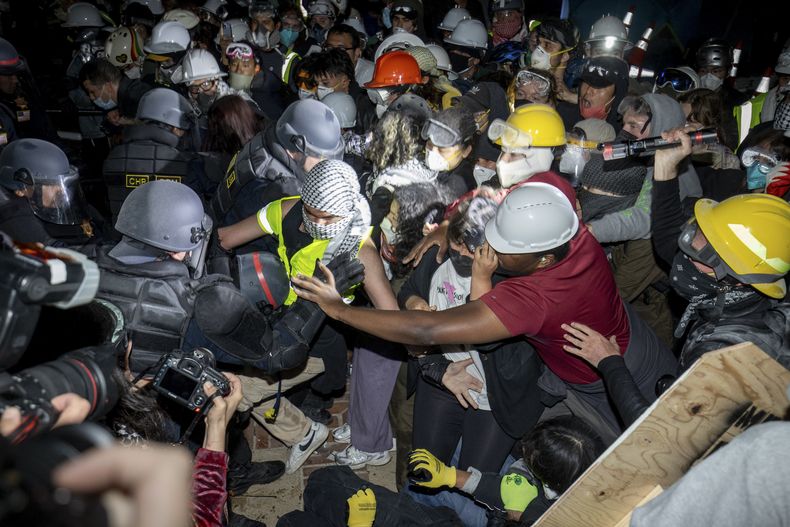 Policías avanzan contra manifestantes propalestinos en el campus de la UCLA el jueves 2 de mayo de 2024, en Los Ángeles. (AP Foto/Ethan Swope)