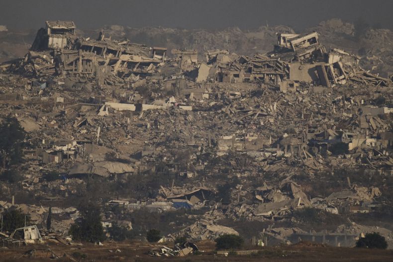 Edificios destrozados durante la campaña militar terrestre y aérea de Israel en el norte de la Franja de Gaza, vistos desde el sur de Israel, el 10 de julio de 2025. (AP Foto/Leo Correa)