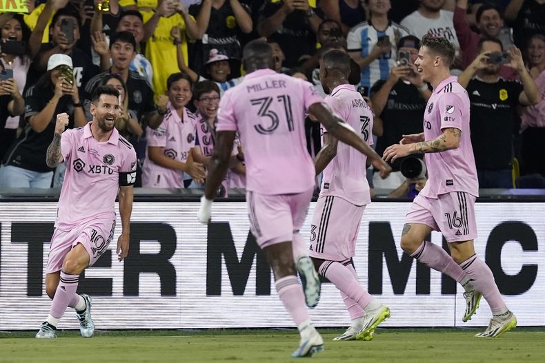El argentino Lionel Messi (izquierda), del Inter Miami, festeja su gol ante Nashville en la final de la Leagues Cup, el sábado 19 de agosto de 2023, en Nashville. (AP Foto/George Walker IV)