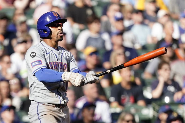 Francisco Lindor de los Mets de Nueva York observa su jonrón en el sexto inning ante los Cerveceros de Milwaukee, el domingo 29 de septiembre de 2024, en Milwaukee. (AP Foto/Aaron Gash)