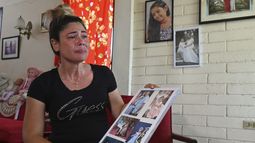 Heidy Sánchez, quien fue deportada de Estados Unidos a Cuba, llora mientras muestra fotos de su hija y su esposo, ciudadano estadounidense, en La Habana, el martes 6 de mayo de 2025. (AP Foto/Jorge Luis Baños)