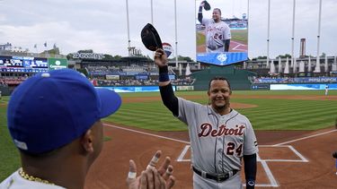 El venezolano Salvador Pérez, de los Reales de Kansas City, aplaude a su compatriota Miguel Cabrera, de los Tigres de Detroit, durante un homenaje realizado el miércoles 19 de julio de 2023 (AP Foto/Charlie Riedel)