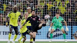 El argentino Lionel Messi, del Inter Miami, remata frente al Nashville, en un duelo de la MLS disputado el sábado 15 de agosto de 2026 (AP Foto/Butch Dill)