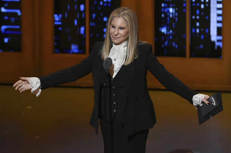 ARCHIVO - Barbra Streisand entrega el premio al mejor musical en los Tony en Nueva York el 12 de junio de 2016. (Foto Evan Agostini/Invision/AP, archivo)