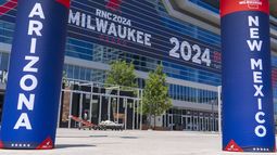 Personal realiza preparativos en los alrededores del Foro Fiserv previo a la Convención Nacional Republicana 2024, el viernes 12 de julio de 2024, en Milwaukee. (AP Foto/Alex Brandon)