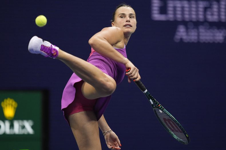 Aryna Sabalenka patea la pelota tras cometer una doble falta ante Jessica Pegula en la final del Abierto de Estados Unidos, el domingo 8 de septiembre de 2024, en Nueva York. (AP Foto/Julia Nikhinson)