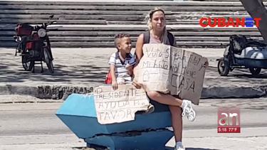 madre cubana protesta junto con su hijo de de 3 anos por la situacion  critica de su vivienda