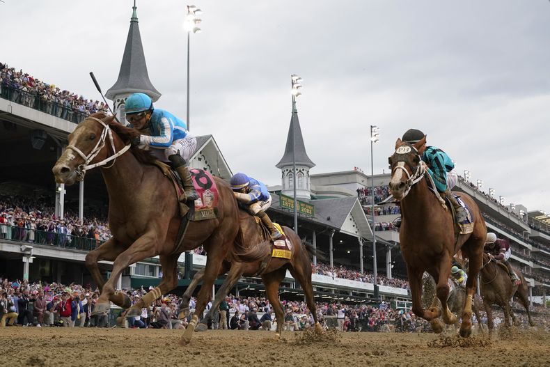 Mage (8), montado por el venezolano Javier Castellano, gana la 149na edición del Derby de Kentucky, el sábado 6 de mayo de 2023, en Louisville (AP Foto/Jeff Roberson)