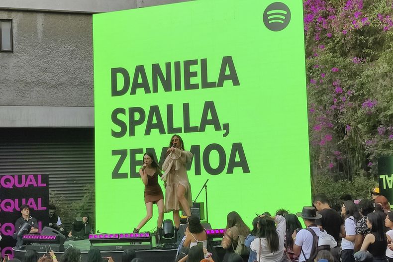 La cantautora argentina Daniela Spalla y la cantautora mexicana Zemmoa durante su presentación en el Equal Day de Spotify Latinoamérica el viernes 14 de marzo de 2025, en la Ciudad de México. (Foto AP/Berenice Bautista)