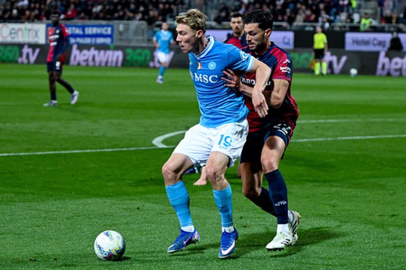 Rasmus Højlund (derecha) de Napoli pugna por el balón con Alberto Dossena de Cagliari durante el partido de la Serie A de Italia, el viernes 20 de marzo de 2026. (Gianluca Zuddas/LaPresse vía AP)