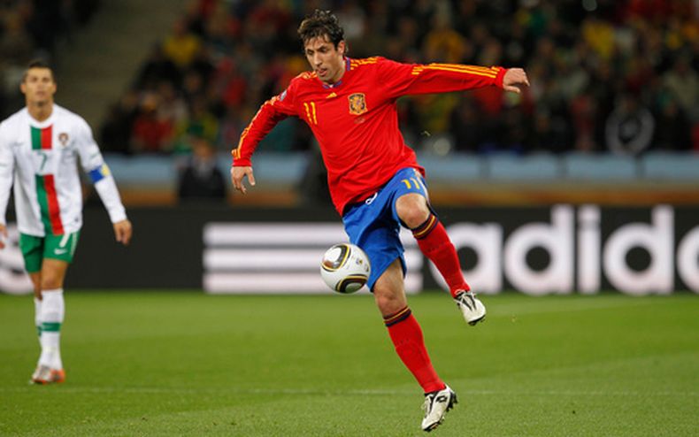 ARCHIVO - El español Joan Capdevila controla el balón durante el partido de octavos de final de la Copa del Mundo entre España y Portugal, en el estadio Green Point, el 29 de junio de 2010, en Cape Town, Sudáfrica. (AP Foto/Armando Franca, Archivo)