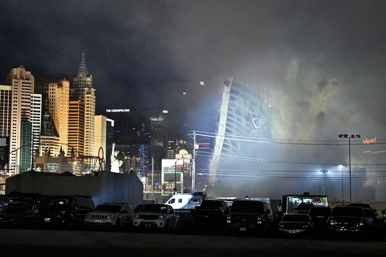La torre del hotel Tropicana Las Vegas implosiona el miércoles 9 de octubre de 2024 en Las Vegas. (Foto AP/David Becker)