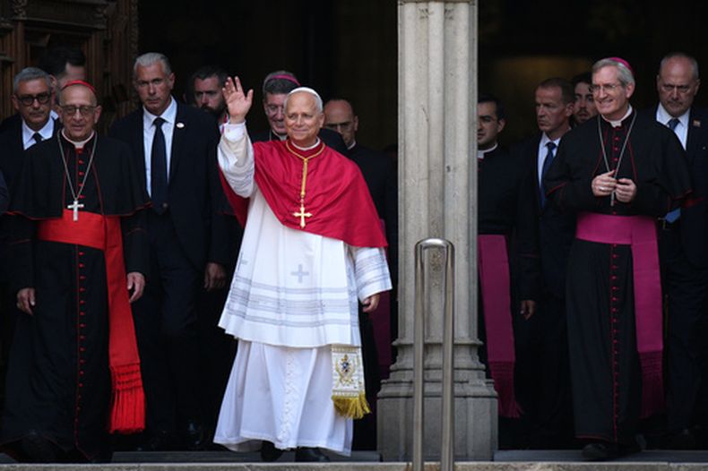 El papa León XIV saluda a la multitud en Barcelona, España, el 9 de junio del 2026. (AP foto/Emilio Morenatti)