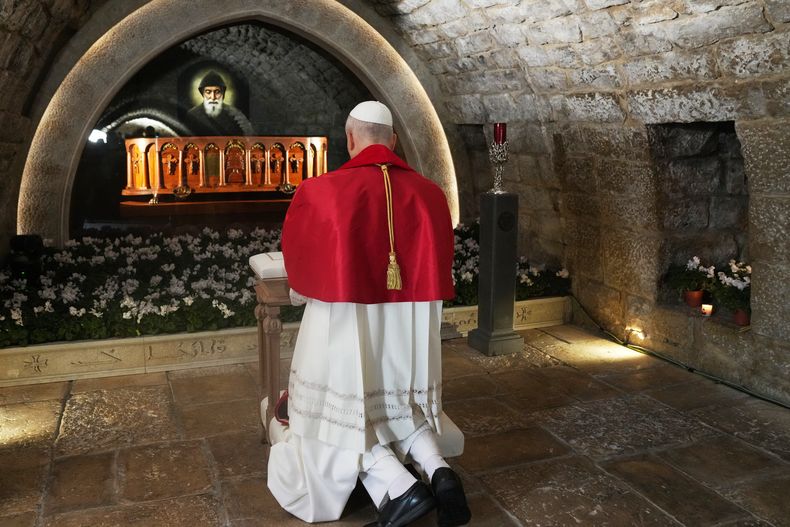 El papa León XIV reza ante la tumba de san Charbel Makhlouf en el monasterio de San Marón, en Annaya, Líbano el lunes 1 de diciembre de 2025. (AP Foto/Domenico Stinellis, Pool)