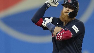 Justin Turner, de los Medias Rojas de Boston, festeja en la intermedia tras batear un dolbe en el juego del martes 6 de junio de 2023, ante los Guardianes de Cleveland (AP Foto/Sue Ogrocki)