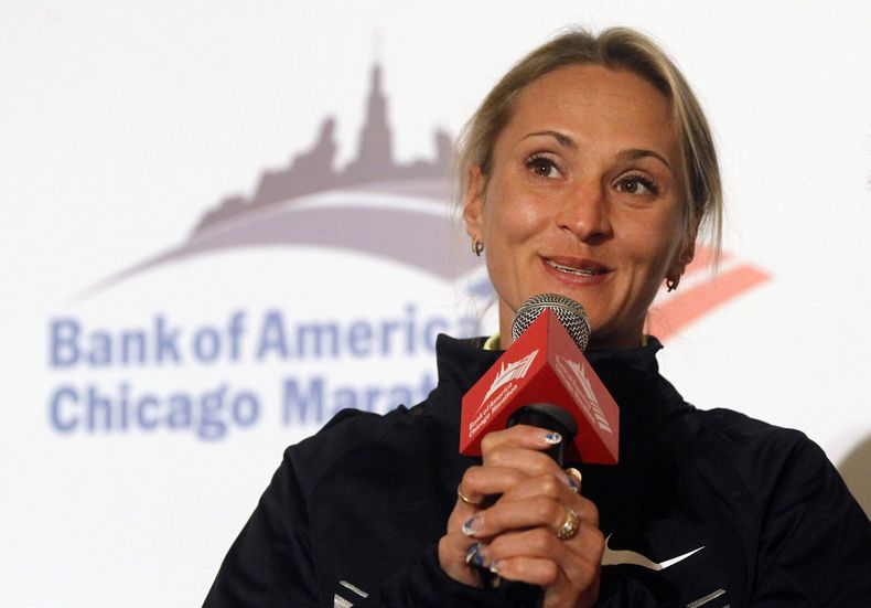 ARCHIVO - En imagen del 5 de octubre de 2012, la atleta rusa Lilya Shobukhova responde preguntas en una conferencia de prensa de corredores de elite en el Marat&oacute;n de Chicago. Mientras el deporte ruso enfrenta acusaciones de corrupci&oacute;n y dopa