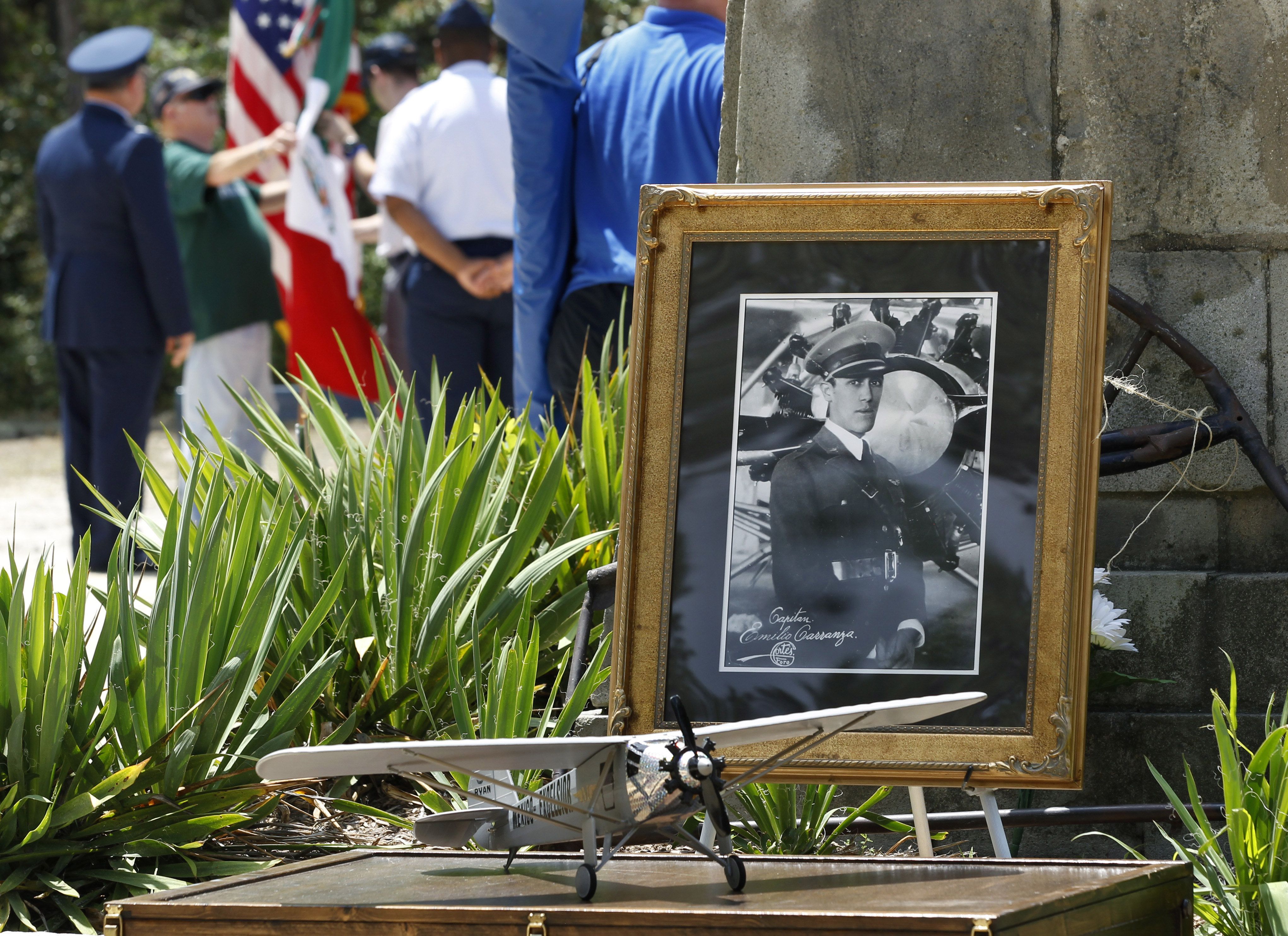 Honran a Emilio Carranza, pionero de la aviación mexicana
