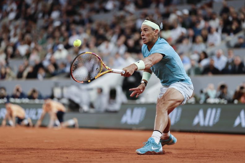 ARCHIVO - El español Rafael Nadal juega un tiro contra el alemán Alexander Zverev durante su partido de primera ronda del torneo de tenis Abierto de Francia en el estadio Roland Garros en París, el 27 de mayo de 2024. (AP Foto/Jean-François Badias, Archivo)