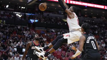 Butler logra clavada al final; Heat supera a Rockets
