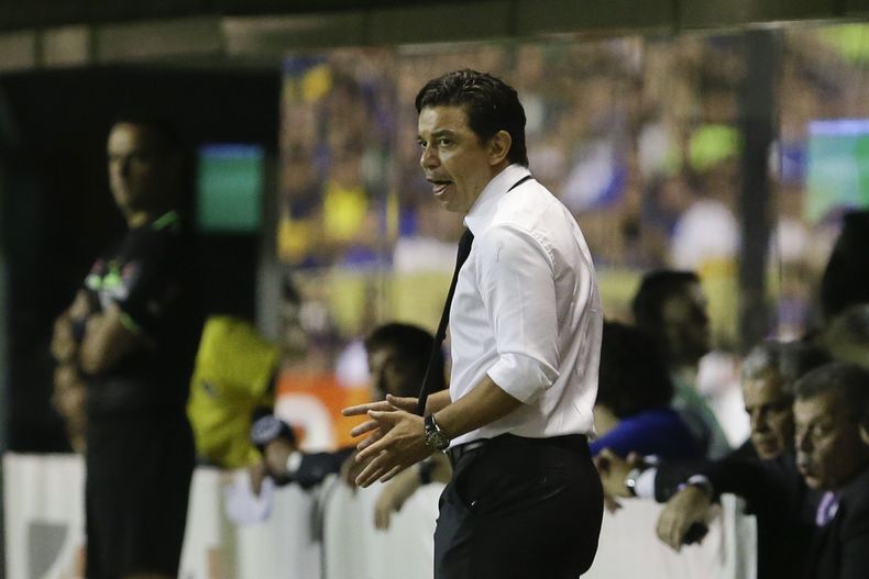 El t&eacute;cnico de River Plate, Marcelo Gallardo, grita en un partido contra Boca Juniors por las semifinales de la Copa Sudamericana el jueves, 20 de noviembre de 2014, en Buenos Aires. (AP Photo/Victor R. Caivano)