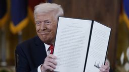 El presidente estadounidense Donald Trump sostiene una orden ejecutiva en la Sala Este de la Casa Blanca, en Washington, el jueves 20 de marzo de 2025. (AP Foto/Jose Luis Magana)