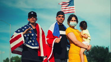 llega a eeuu junto a su familia el conocido influencer cubano alain el paparazzi cubano