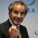 Rafael Mariano Grossi, director general del Organismo Atómico de la Energía Atómica, habla con reporteros durante un seminario en la sede de la agencia en Viena, Austria, el 28 de mayo de 2025. (AP Foto/Jon Gambrell)