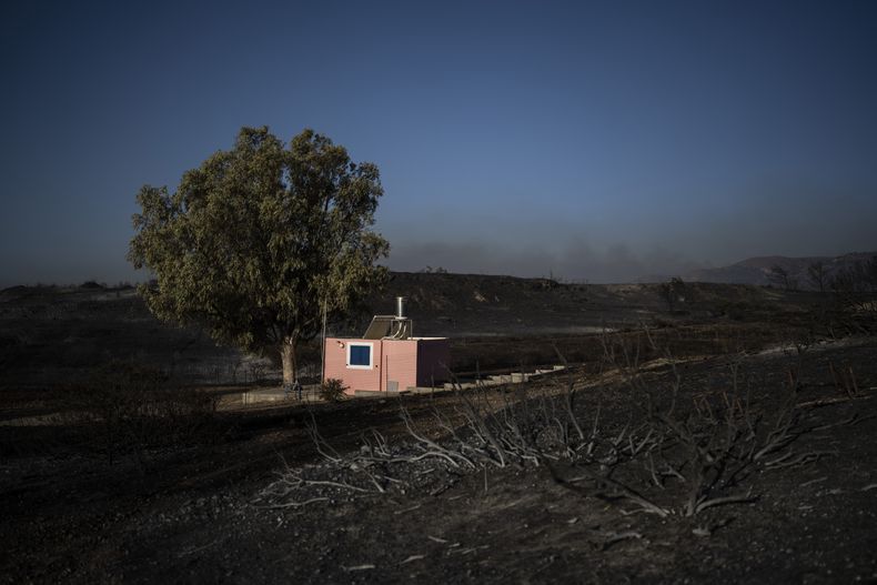 Una casa, en medio de un bosque quemado cerca de la localidad de Gennadi, en la isla griega de Rodas, en el sureste de Grecia, el 26 de julio de 2023. (AP Foto/Petros Giannakouris)