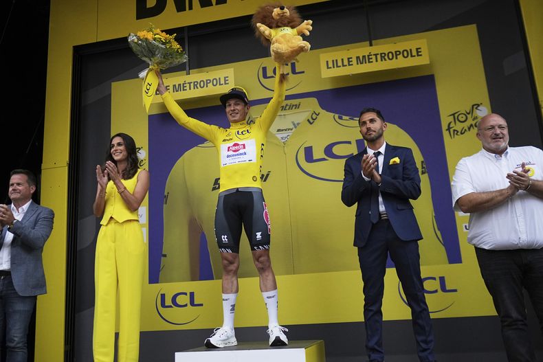 El belga Jasper Philipsen por el maillot amarillo en el podio tras ganar la primera etapa del Tour de Francia en Lille, Francia el sábado 5 de julio del 2025. (AP Foto/Thibault Camus)
