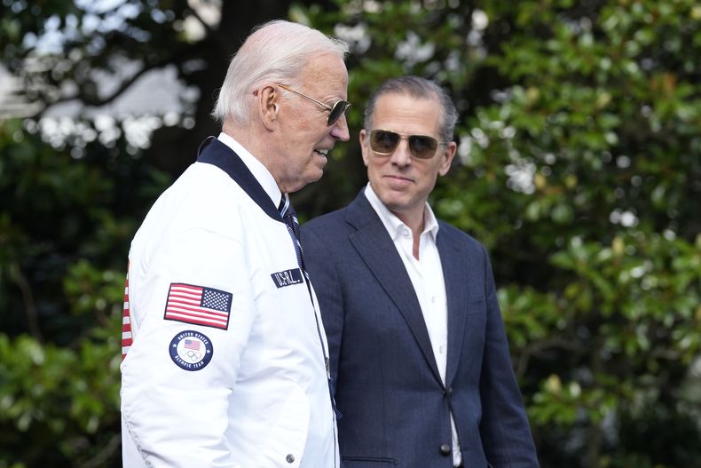 ARCHIVO - El presidente Joe Biden camina junto a su hijo Hunter Biden, rumbo al helicóptero Marine One en el jardín sur de la Casa Blanca, en Washington, el 26 de julio de 2024. (AP Foto/Susan Walsh, Archivo)