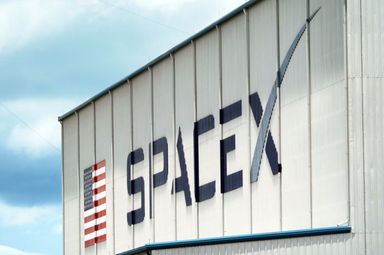 ARCHIVO - El logotipo de SpaceX se muestra en un edificio del Centro Espacial Kennedy en Cabo Cañaveral, Florida, el 26 de mayo de 2020. (AP Foto/David J. Phillip/Archivo)