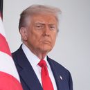El presidente estadounidense Donald Trump espera para saludar al mandatario argentino Javier Milei a su llegada a la Casa Blanca, el martes 14 de octubre de 2025, en Washington. (AP Foto/Mark Schiefelbein)
