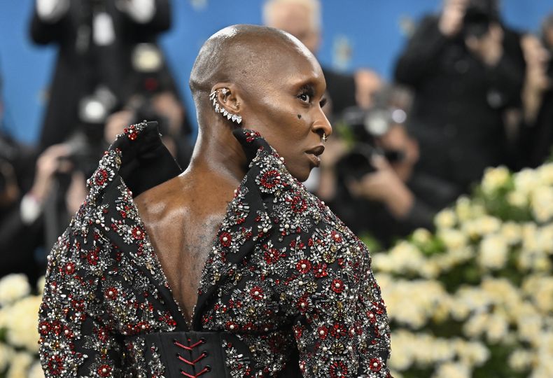 Cynthia Erivo asiste a la gala benéfica del Instituto del Vestido del Museo Metropolitano de Arte que celebra la inauguración de la exposición Superfine: Tailoring Black Style el lunes 5 de mayo de 2025, en Nueva York. (Foto Evan Agostini/Invision/AP)