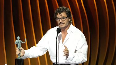 Pedro Pascal recibe el premio a mejor actor en una serie de drama por The Last of Us en la 30a entrega anual de los Premios SAG del Sindicato de Actores de la Pantalla el sábado 24 de febrero de 2024 en el Shrine Auditorium en Los Ángeles. (Foto AP/Chris Pizzello)