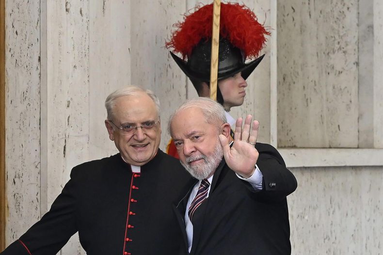 El presidente brasileño Luiz Inácio Lula da Silva llega al patio de San Dámaso, para una audiencia privada con el papa Francisco, en el Vaticano, el miércoles 21 de junio de 2023. (Alessandro Di Meo, Pool via AP)