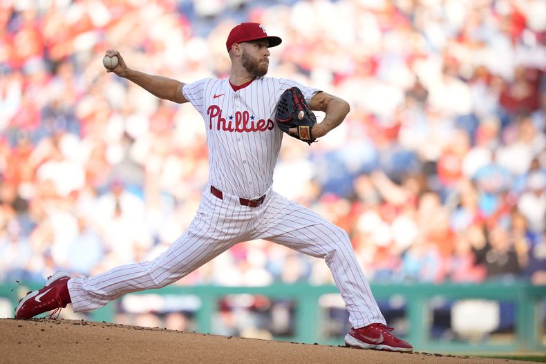 Zack Wheeler, de los Filis de Filadelfia, lanza en el encuentro ante los Medias Blancas de Chicago, el sábado 20 de abril de 2024 (AP Foto/Matt Slocum)