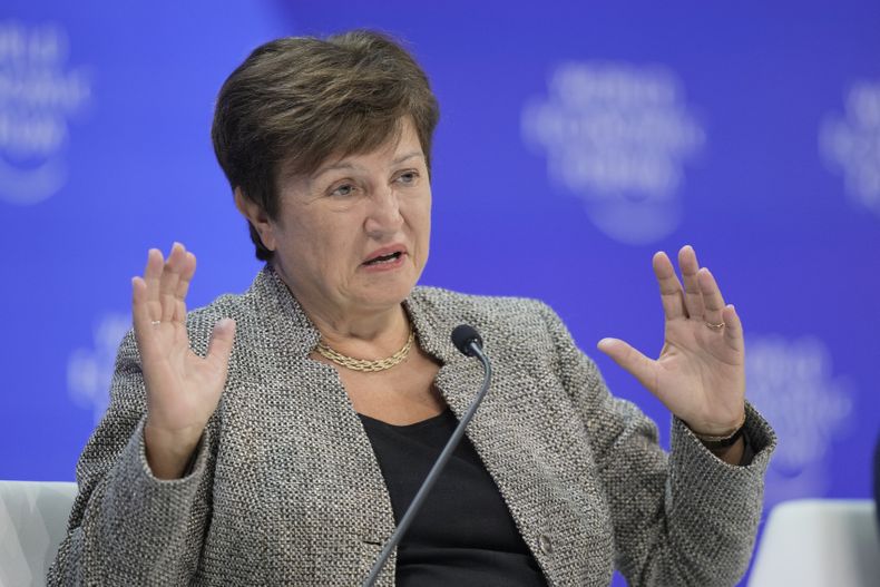 Kristalina Georgieva, directora en funciones del Fondo Monetario Internacional, participa en un panel de discusión en la Reunión Anual del Foro Económico Mundial, el 17 de enero de 2024, en Davos, Suiza. (AP Foto/Markus Schreiber, Archivo)