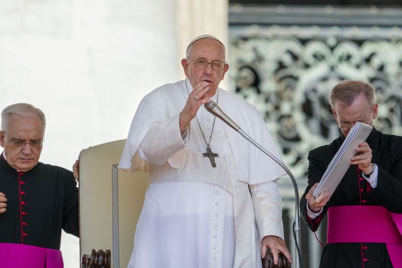 El papa Francisco bendice a los fieles al final de su audiencia general semanal, en la Plaza de San Pedro, en el Vaticano, el 7 de junio de 2023. (AP Foto/Andrew Medichini)