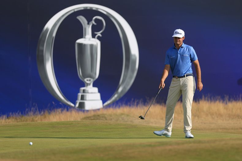 El estadounidense Jackson Suber con un putt en el hoyo 18 en la primera ronda del Abierto Británico en Royal Birkdale el jueves 16 de julio del 2026. (AP Foto/Peter Morrison)
