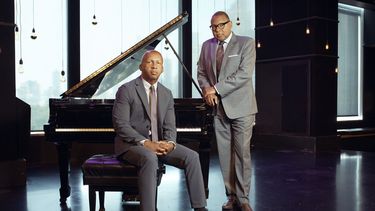 El jazzista galardonado con el Pulitzer Wynton Marsalis, derecha, y Bryan Stevenson, pianista y fundador de Equal Justice Initiative posan para un retrato el jueves 13 de junio de 2024, en Nueva York. (Foto AP/Andres Kudacki)
