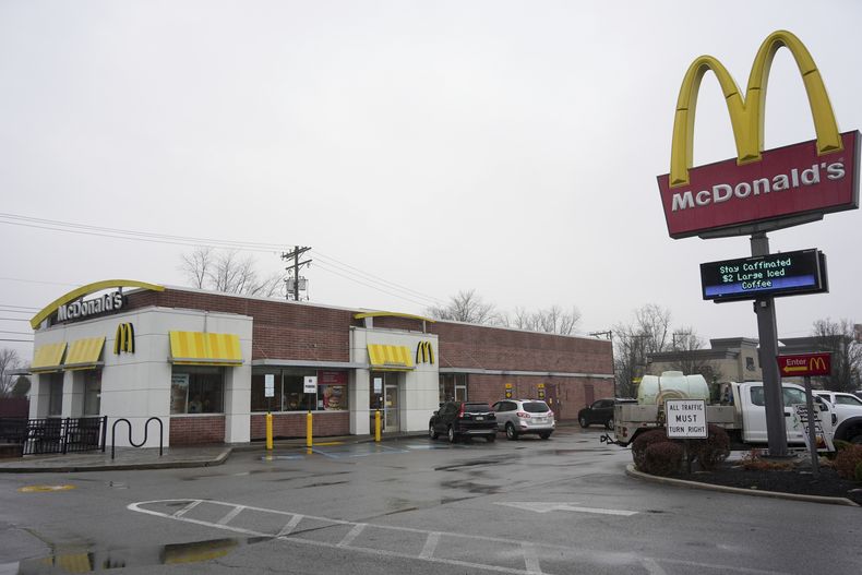 El restaurante de la cadena McDonalds donde un empleado alertó a las autoridades sobre un cliente al que se le hallaron un arma de fuego y escritos que lo vinculan con el asesinato en Manhattan del CEO de UnitedHealthcare, el lunes 9 de diciembre de 2024, en Altoona, Pensilvania. (AP Foto/Gene J. Puskar)